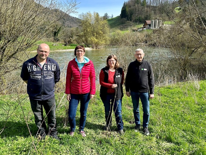 Séverin Guenot (à g.) pose avec les plants plantés sur son exploitation de la Charbonnière, aux côtés de Laure Chaignat, collaboratrice scientifique à l’Office de l’environnement, Bettina Erne, assistante de projets Nature au Parc du Doubs et du directeur du Parc du Doubs Régis Borruat (de g. à dr.)