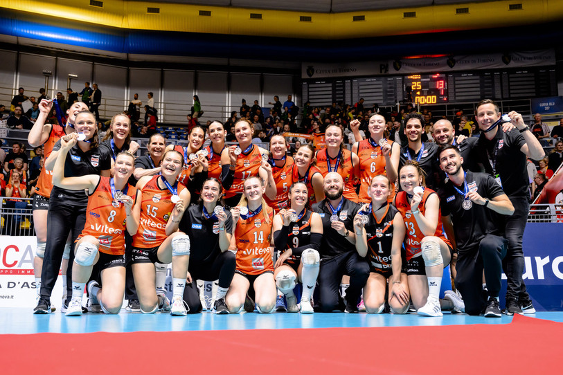 Le NUC fête sa médaille d'argent de CEV Cup. (KEYSTONE/Jean-Christophe Bott)