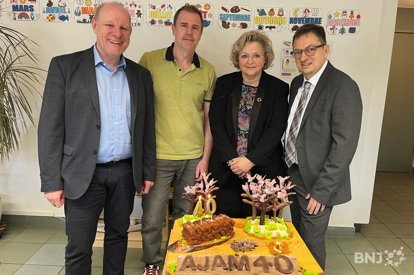 De gauche à droite : Gilles Froidevaux (directeur adjoint de l'AJAM), Eddy Houlmann (membre du comité), Suzanne Maître-Schindelholz (présidente) et Dino Belometti (directeur).