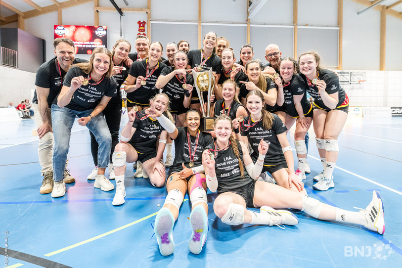 « LNA nous revoilà ! », le message inscrit sur les t-shirts des nouvelles championnes de Ligue B (photo : Jonathan Vallat).