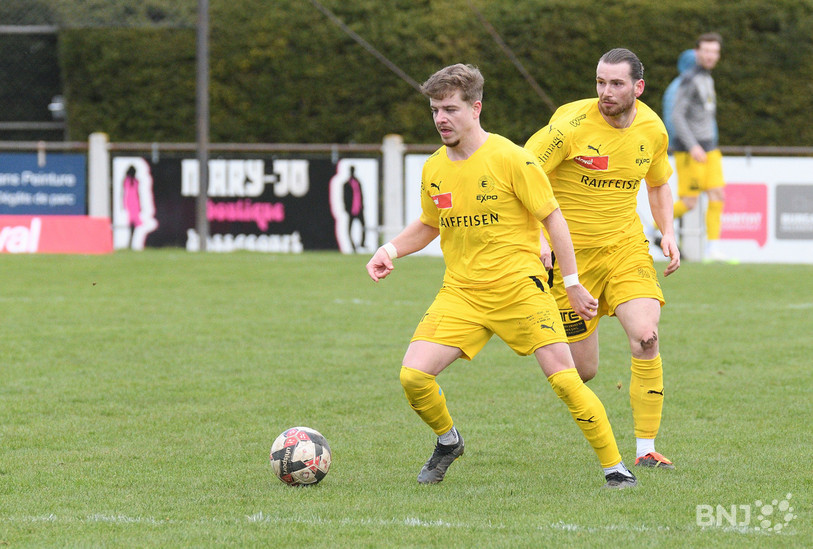 Théo Guil (au premier plan, devant Nolan Erard) a été l'unique buteur du FC Bassecourt samedi soir (photo : Georges Henz).