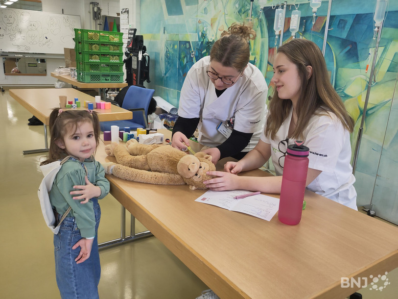 Les enfants ont pu faire soigner leur doudou deux week-ends durant à l'Hôpital des Nounours. Ici, des étudiantes en soins infirmiers soignent une blessure à un bras.