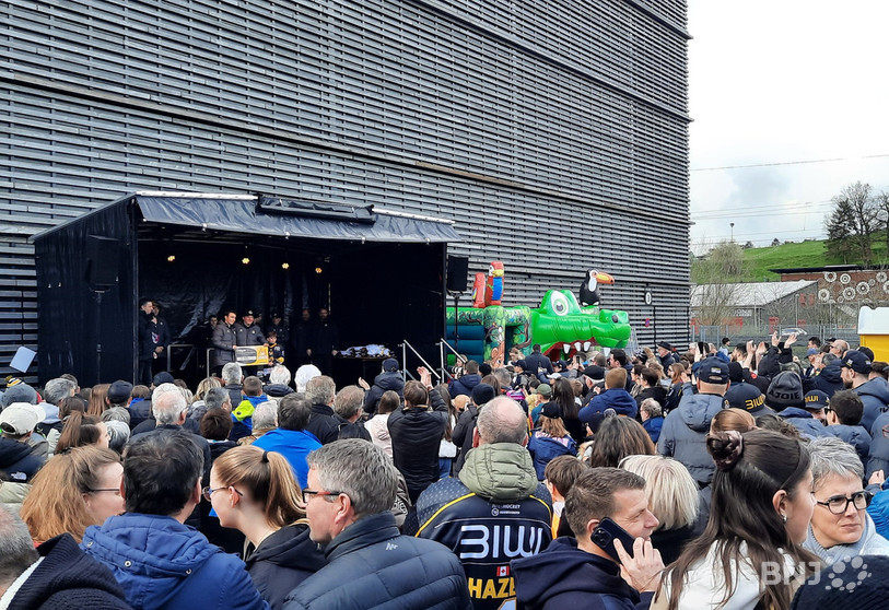 Il y avait beaucoup de monde devant la Raiffeisen Arena, comme ici lors de la présentation des joueurs.