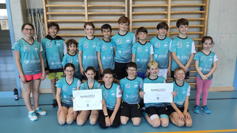 Des membres de Tri4fun posent avec le label « Silver » décerné par Swiss Triathlon. (Photo : Tri4fun)