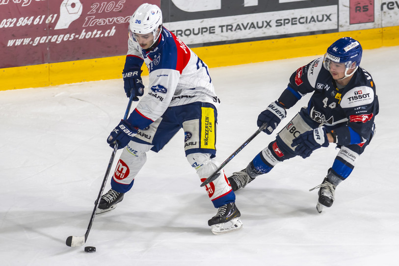 Sous les couleurs du HC La Chaux-de-Fonds, Bastien Pouilly (à dr.) tentera de prendre le dessus sur Livio Truog et les GCK Lions mercredi en finale de Swiss League. (Photo : KEYSTONE/Martial Trezzini)