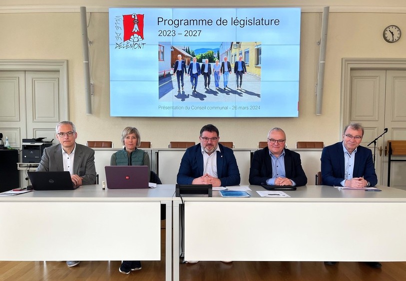 Le chancelier communal Nicolas Guenin, puis les membres de l’exécutif delémontain Murielle Macchi-Berdat, Damien Chappuis, Patrick Chapuis et Emmanuel Koller (de gauche à droite, manque Claude Schlüchter) ont levé le voile sur leur Programme de législature 2023-2027. 