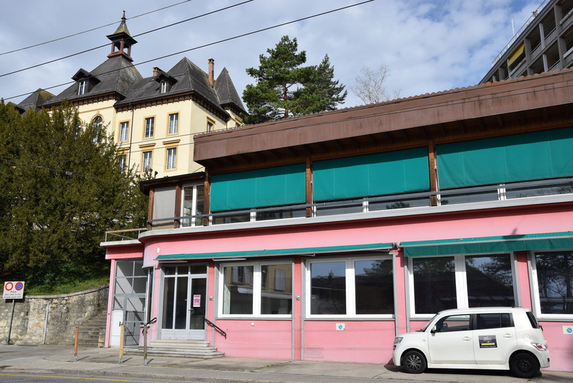 Le collège de Serrières (en fond) et l'ancien restaurant du Clos-de-Serrières seront au cœur du projet pilote de Ma journée à l'école.