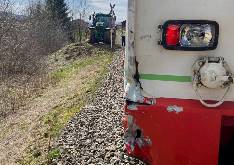 Un train et un tracteur se sont percutés dans la Vallée des Ponts. (Photo : Police neuchâteloise)