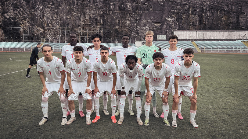 Simon Caillet a pris la pose pour la fameuse photo d'avant-match avec ses coéquipiers de l'équipe de Suisse M18. (Photo : ASF).