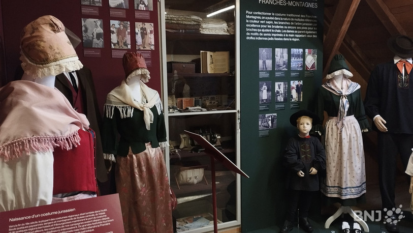 A gauche, des costumes du district de Delémont et à droite, des habits portés dans les Franches-Montagnes.