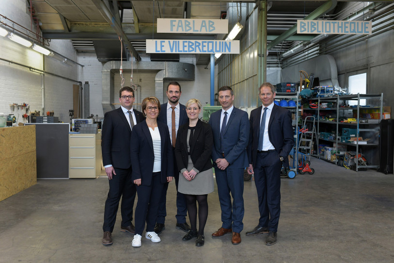 La ministre Rosalie Beuret-Siess a choisi le décor du « Vilebrequin » à Delémont pour la photo officielle de l'année 2024. (Photo : Géraud Siegenthaler / RCJU)
