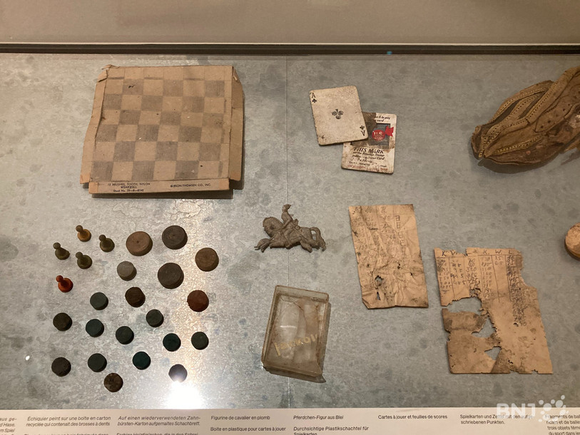 Quelques-uns des jeux fabriqués par des détenus de divers camps.