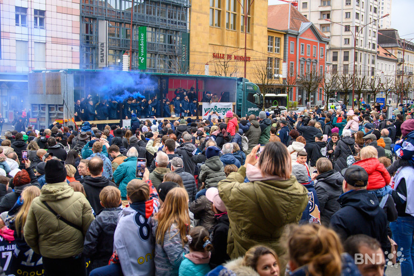 La grande foule sur la place Espacité à La Chaux-de-Fonds, pour accueillir les joueurs du HCC, champions de Swiss League (Photo: Bertrand Pfaff). 