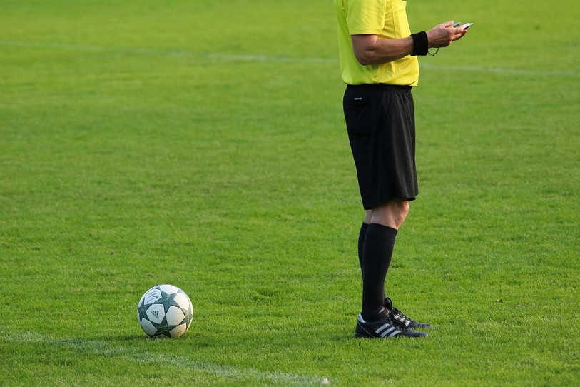 Les instances du football de la région recherchent toujours des arbitres. (Photo d'illustration)