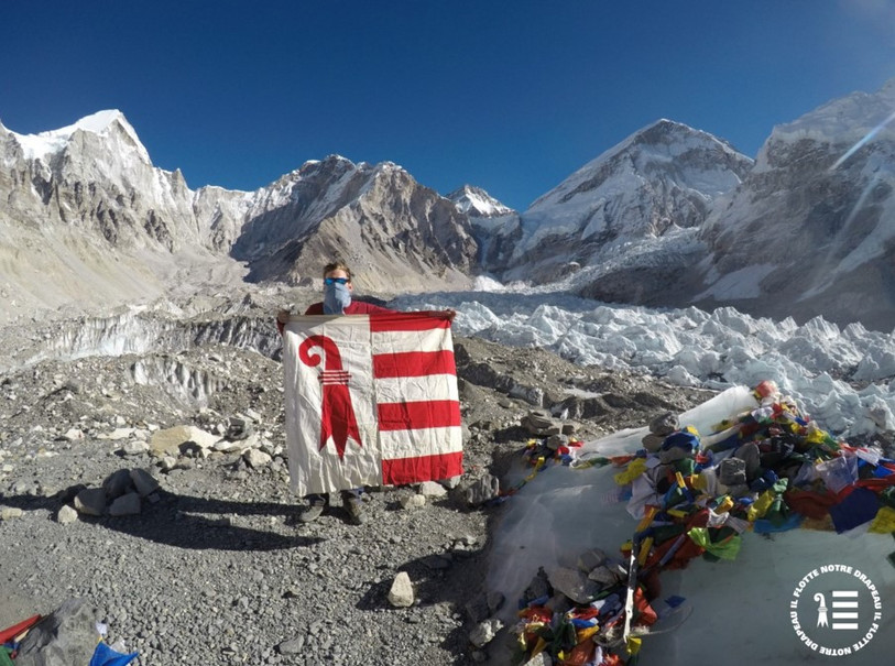 Le drapeau jurassien au camp de base de l'Everest (photo: jura.ch).