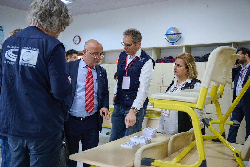 Le ministre jurassien David Eray (au centre de la photo) a dirigé une mission du Conseil de l'Europe sur les élections municipales en Turquie.