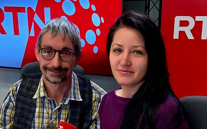 Daniel Parkman, président de La source de l’espoir, avec Iryna Prokopenko, membre de la communauté.