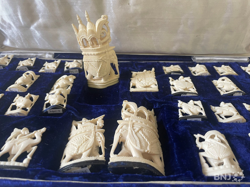Un jeu d'échecs, dont les figurines ne sont faites que d'ivoire, saisi par la douane suisse.