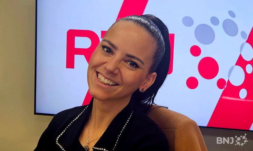 Forma, toujours très fière des bêtises qu’elle chante sur RTN.