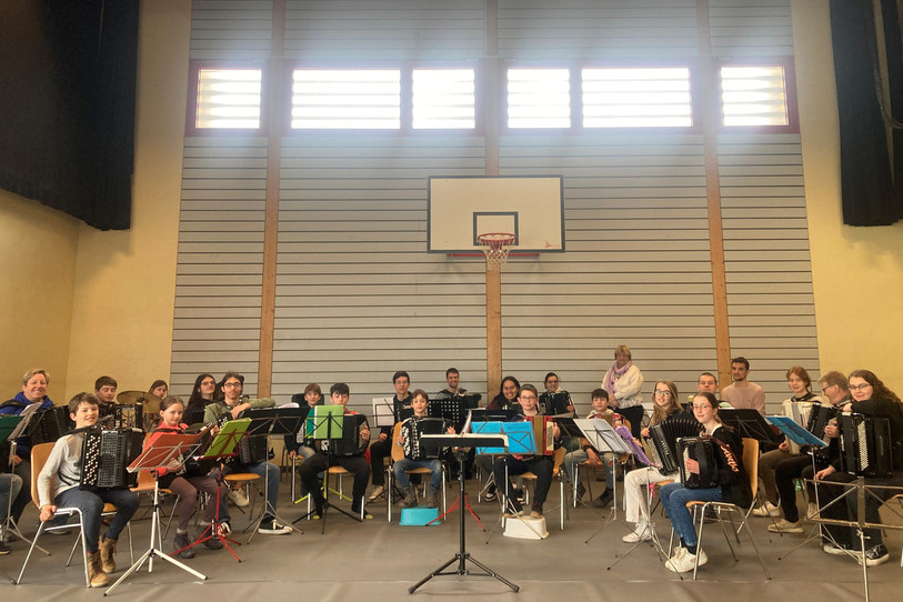 Les apprentis accordéonistes dans la halle de gym de La Chaux-du-Milieu