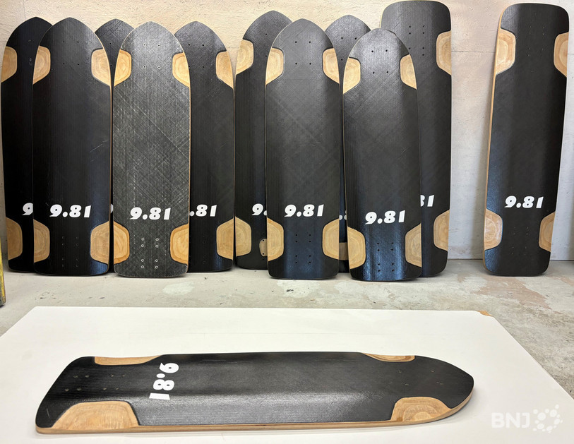 La planche (au premier plan) de Diego Poncelet, champion du monde en titre de descente, lui sera bientôt livré.