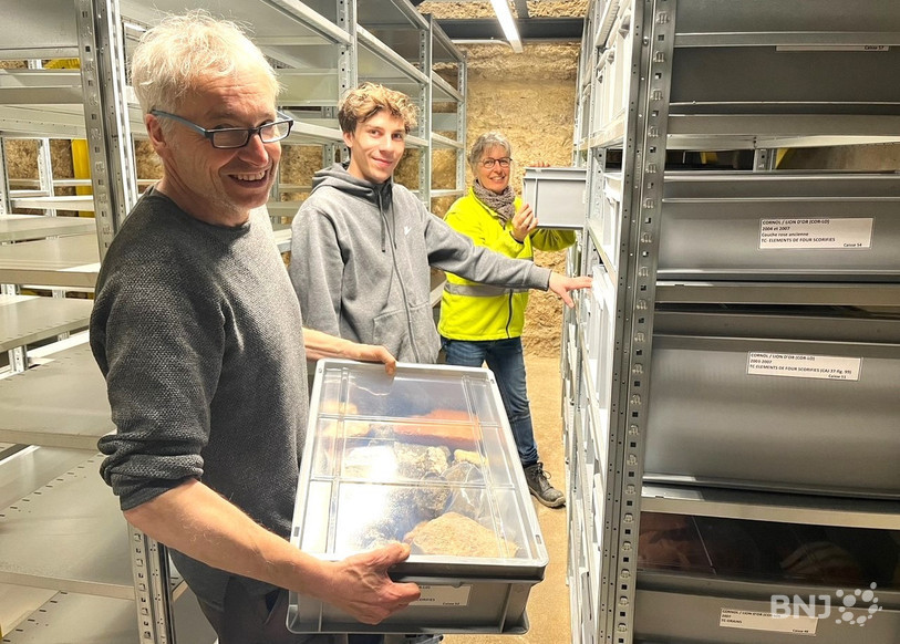 Les caisses contenant des objets archéologiques prennent leurs quartiers dans les caves du château de Porrentruy sous la bienveillance des collaborateurs de l'Office de la culture.