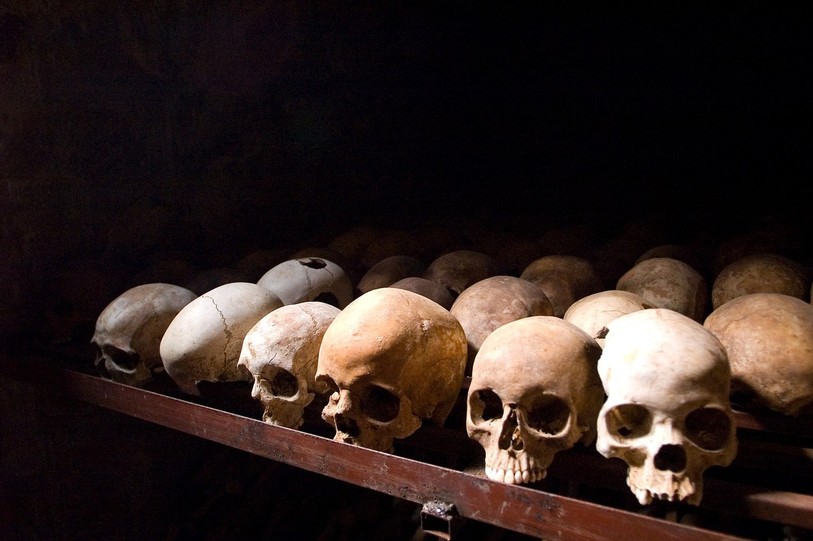 Une collection de cranes humains exposés dans un musée au Rwanda dédié au génocide dans le pays. (Photo : I, Inisheer, CC BY-SA 3.0, via Wikimedia Commons).