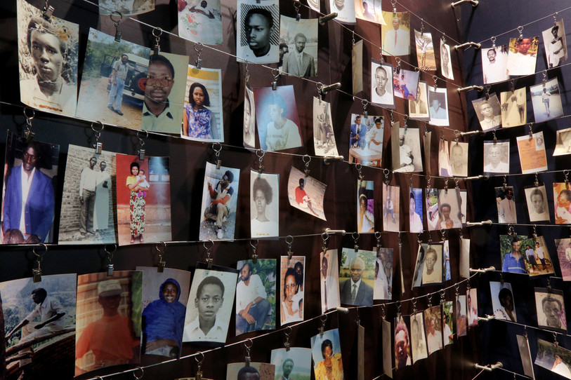 Des photos de victimes accrochées au mémorial du génocide à Kigali. (Photo: Friedrich Stark)