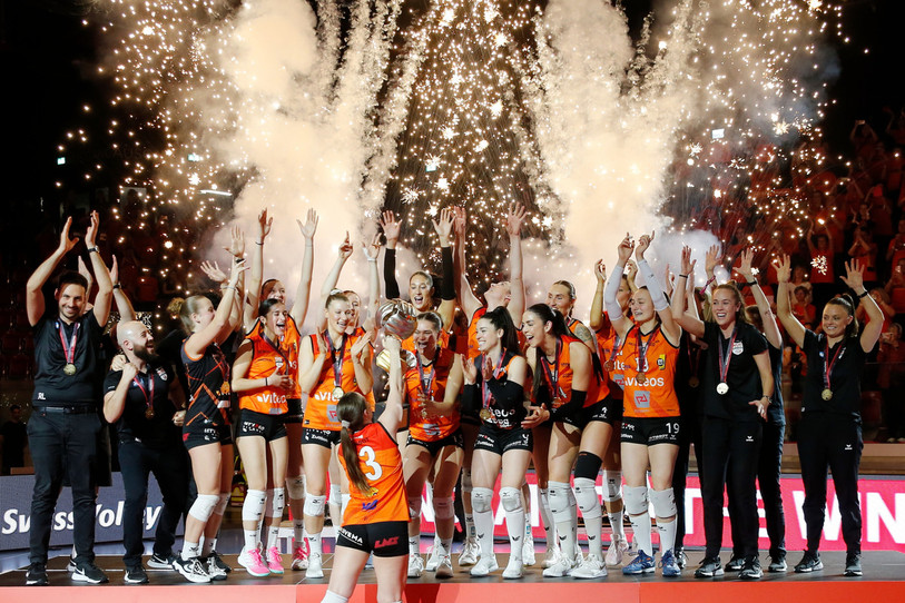 Le NUC a décroché son douzième trophée national, le troisième de Coupe de Suisse. (Keystone / Manuel Geisser)