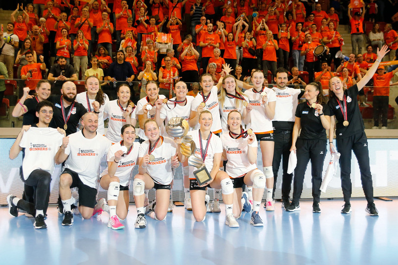 Une bonne partie de l'équipe du NUC célèbre la victoire avec le public neuchâtelois, présent en nombre à Winterthour. (Keystone / Manuel Geisser)
