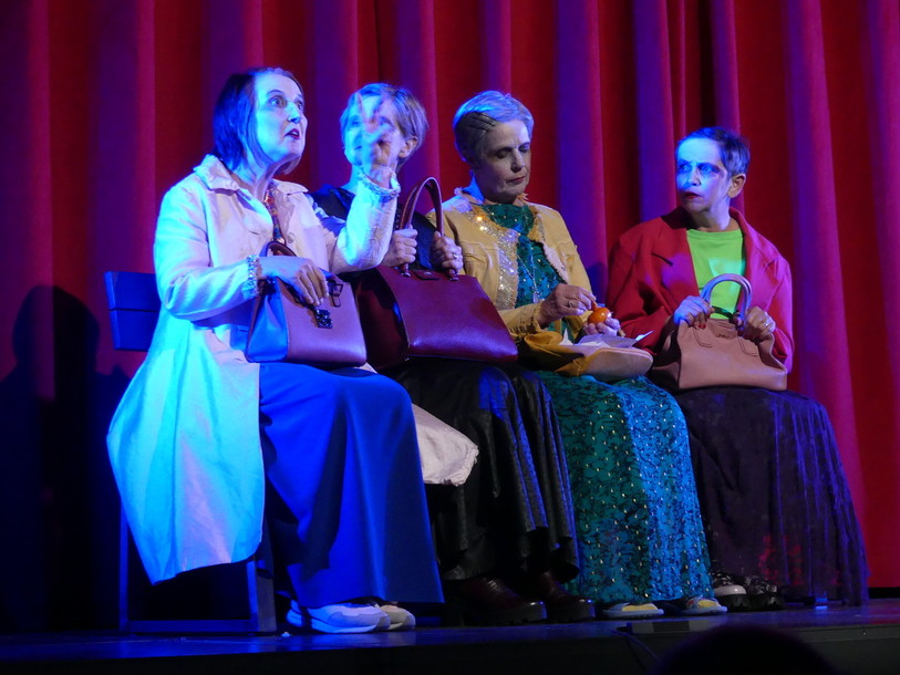 Sylvie Challet, Sandra Borer, Geneviève Basset et Josette Berret sur scène dans la pièce « Cabaret ».