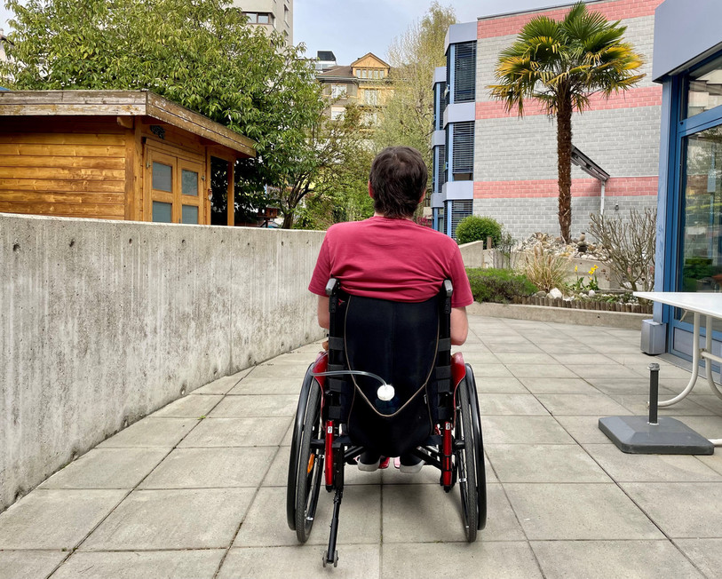Alexandre Wicki, dans la cour du Foyer handicap à Neuchâtel, où il réside.