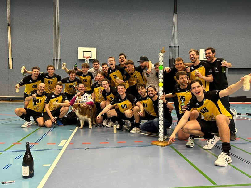 L'équipe d'Unihockey Corcelles dimanche après sa victoire sa promotion en 1re ligue grand terrain. (Photo : Jérémy Dagon)