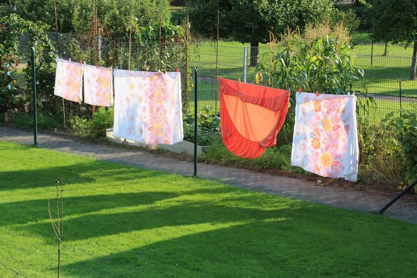 Linge pendu dans le jardin, au retour des beaux jours