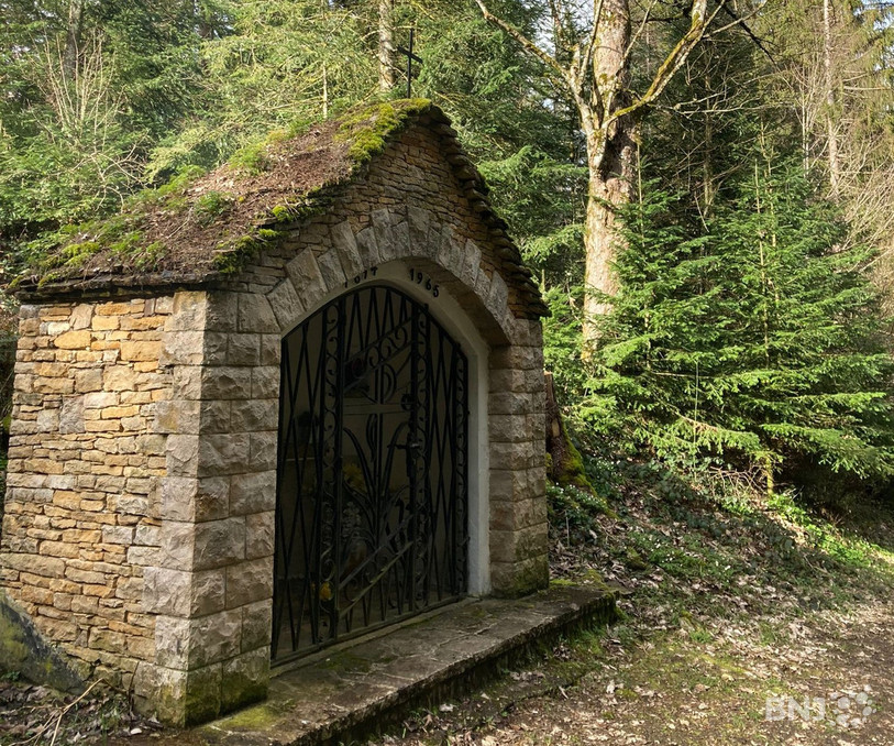 L'oratoire des Coeudevez se trouve dans le hameau des Rouges-Terres.