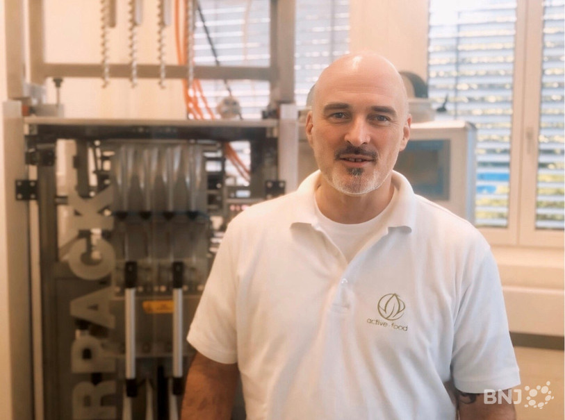 Yannick Tièche devant une des machines d'Active-Food.