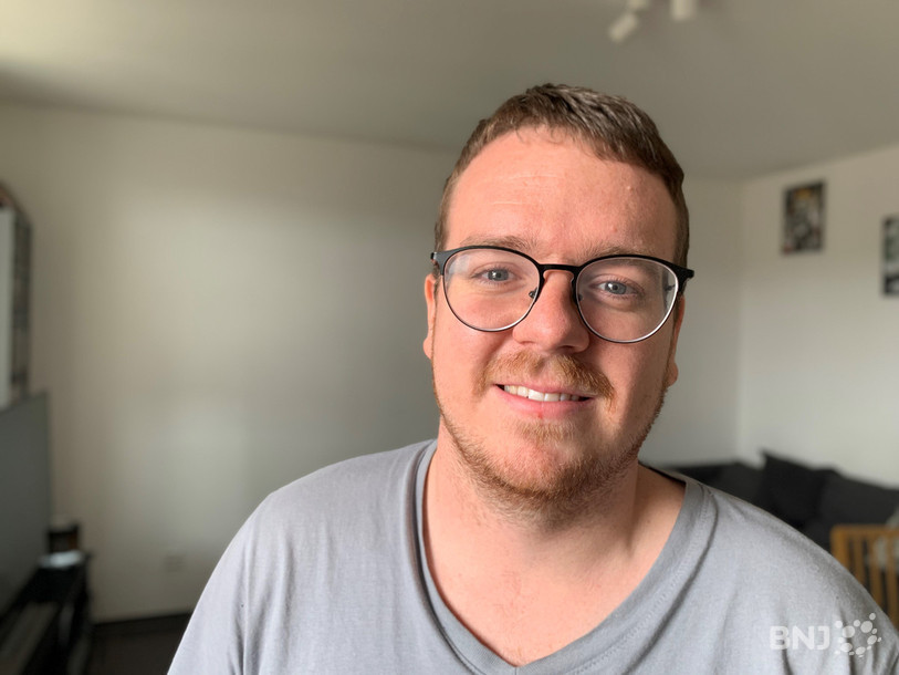 Melvin Studer, ambulancier et membre de la section neuchâteloise de la Swiss Paramedic Association explique les gestes qui sauvent. 