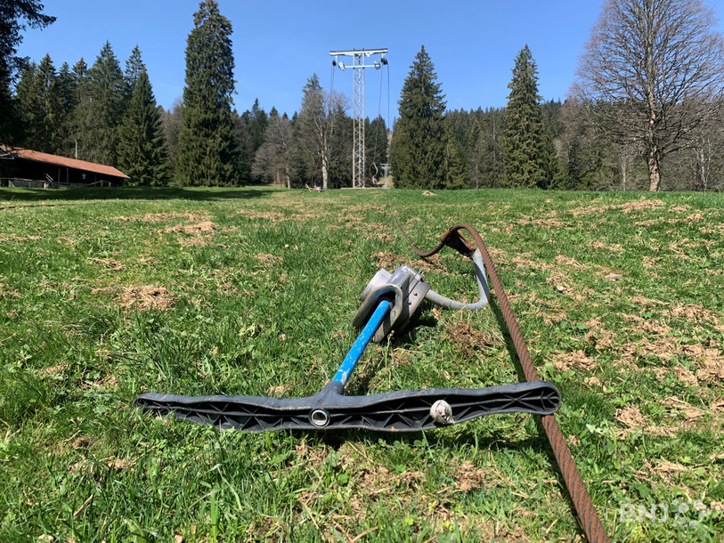 Les arbalètes sont à terre le long du téléski des Gollières.