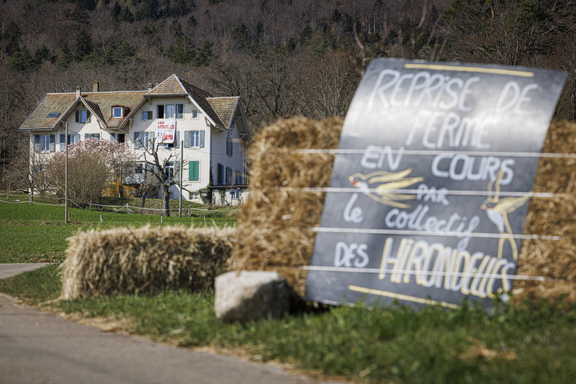 Le collectif « Les Hirondelles » occupe depuis le 23 mars le hameau agricole de Pontareuse. (Photo : Keystone / Valentin Flauraud)