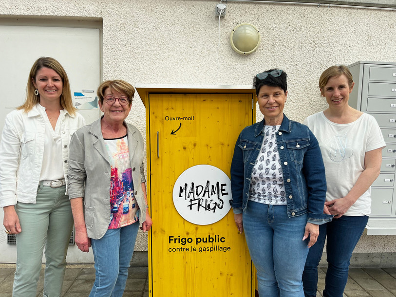 L'équipe de bénévoles qui s'occupe du frigo solidaire est composée (de gauche à droite) de Céline Macquat, Josiane Daepp, Jocelyne Mérat Diop (conseillère communale et gérante du frigo, et Gladys Winkler Docourt (photo: commune de Courroux).
