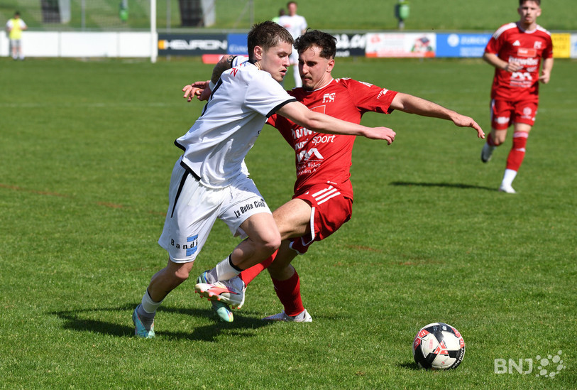 Hugo Casano (en blanc) s'est offert un doublé lors de la large victoire du FC Courtételle (photo : Georges Henz).