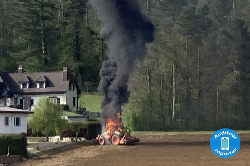 L'engin agricole a pris feu dans un champ situé à proximité d'habitations.