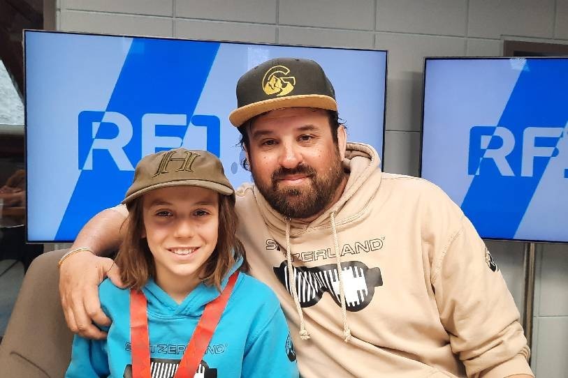 Le jeune prodige du slopestyle Gauthier Schaller était accompagné de son papa dans nos studios ce lundi.
