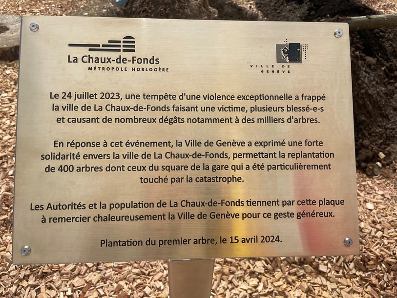 Cette plaque commémorative se situe dans le square de la gare de La Chaux-de-Fonds.