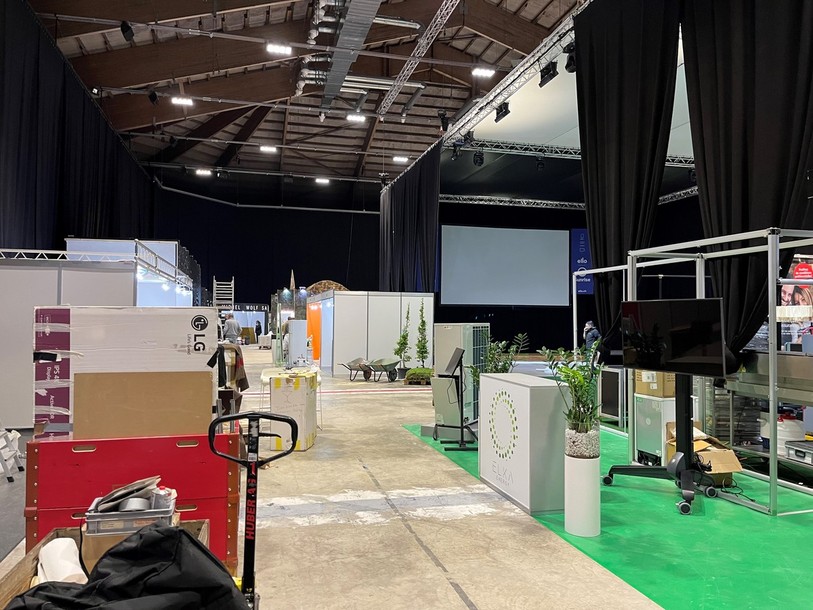 Les derniers préparatifs pour le salon de l'immobilier sont en cours aux Patinoires du Littoral à Neuchâtel.