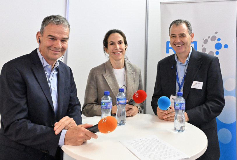 Le professeur René Prêtre, chirurgien cardiaque, Aude Pugin, CEO d’APCO Technologies et Nabil Ouerhani, directeur adjoint de la Haute-Ecole Arc Ingénierie.