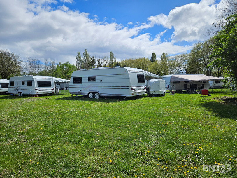 Une vingtaine de familles ont installé leur caravane à proximité de la plage d'Auvernier.