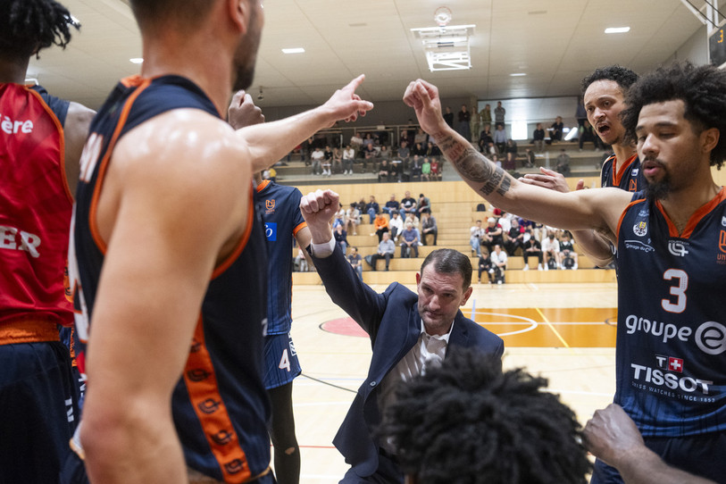 Mitar Trivunovic, entraîneur d'Union Neuchâtel, peut être fier de ses joueurs après cette victoire au Tessin. (Photo : KEYSTONE / Ti-Press / Alessandro Crinari).