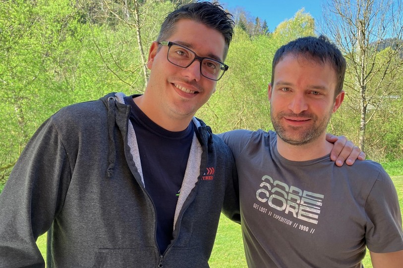Michaël Burri (à gauche) et Valentin Nicolet tout sourire avant le départ du Critérium jurassien.