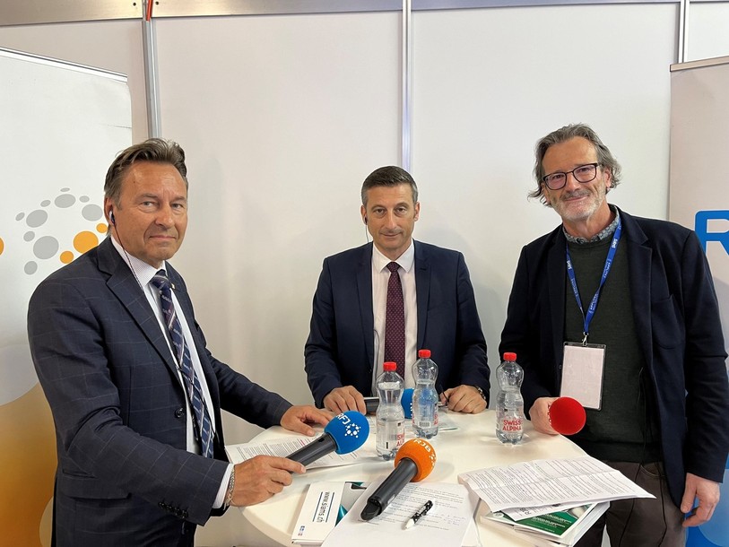 (De gauche à droite) Alain Ribaux, président du Conseil d’état du canton de Neuchâtel et chef du Département de l’économie, Jacques Gerber, ministre jurassien au Département de l’économie et Jean-Philippe Devaux, responsable de domaine de la Promotion économique du canton de Berne, se sont réunis au SIAMS à l’occasion de notre deuxième table ronde.